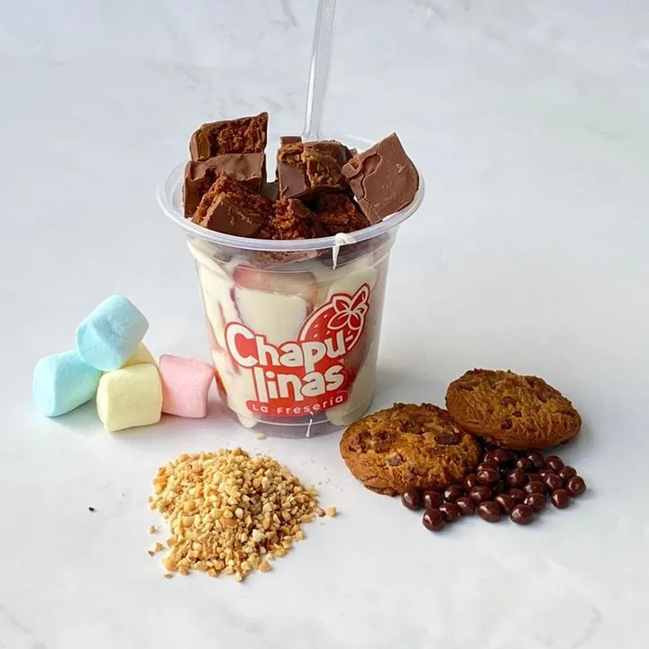 Frechona con brownie, masmelos, galletas y perlas de chocolate